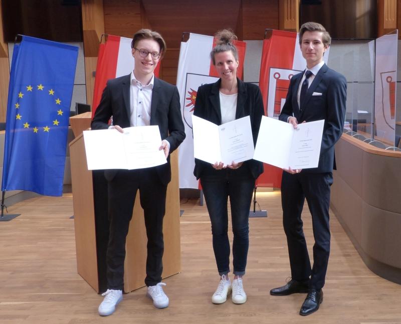 von links nach rechts - 3. Preisträger Aurel Weber, Heidi Kurz als Vertreterin der Siegerin Emma Breuss, 2. Preisträger Fabian Thöny