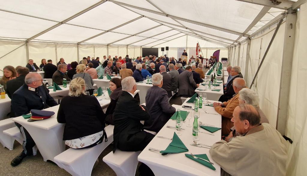 Ansprache Anstaltsleiter beim Festakt im Zelt
