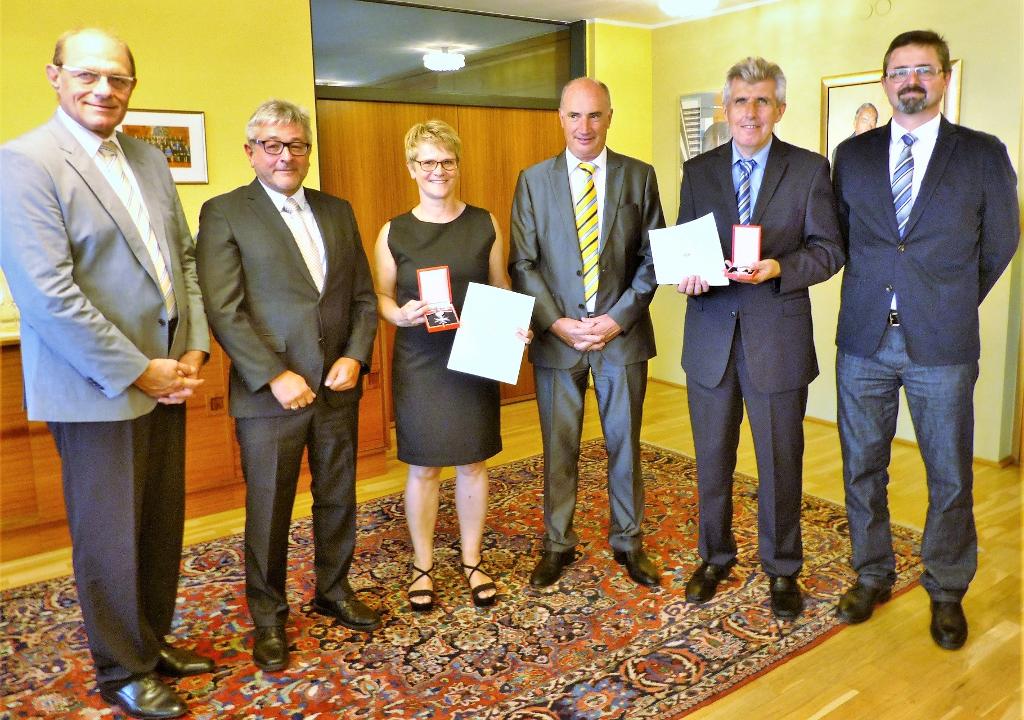 von links nach rechts: Dr. Schröder, Helmuth Neuner, Marion Narr, Johann Mantl-Mussack, Herbert Praxmarer, Georg Kuen